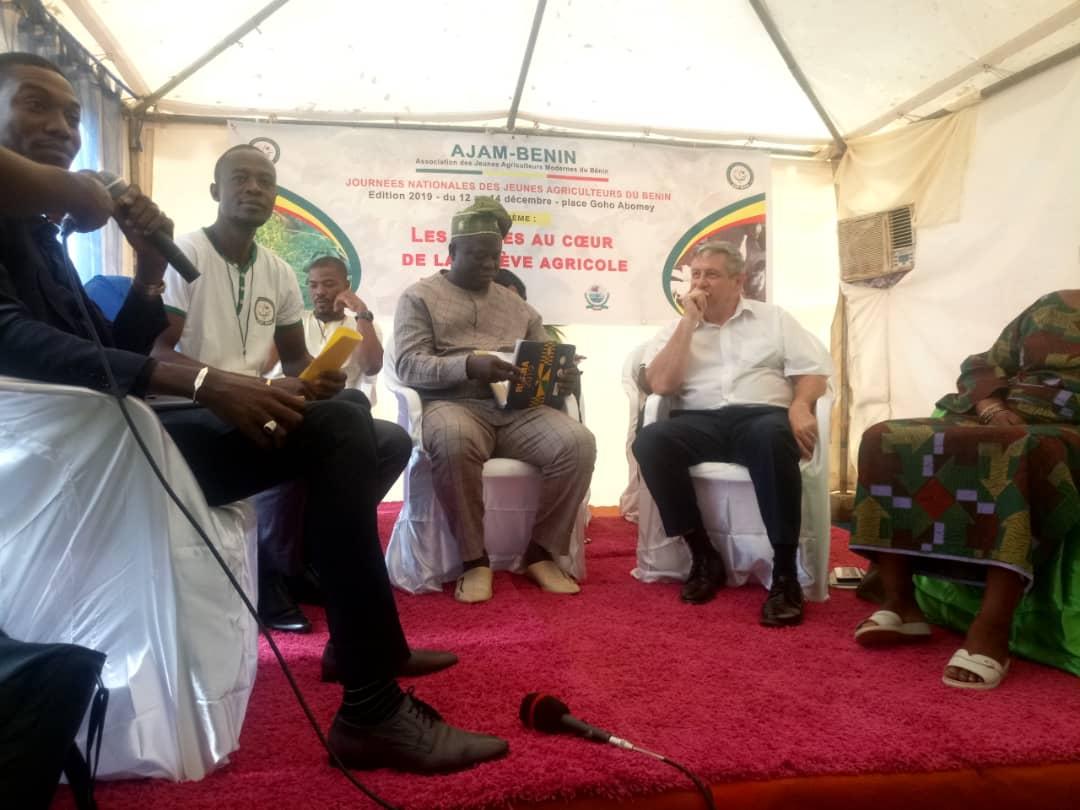 Tweets2292's tweet photo. ZOU/Abomey

 Démarrage officiel de la cérémonie de Lancement des JNJA ce Vendredi à la place Goho

Ouverture des Communications sur entrant dans le cadre des JNJA. Le tout premier panel de débat porte https://t.co/5t2Oj8N2jZ