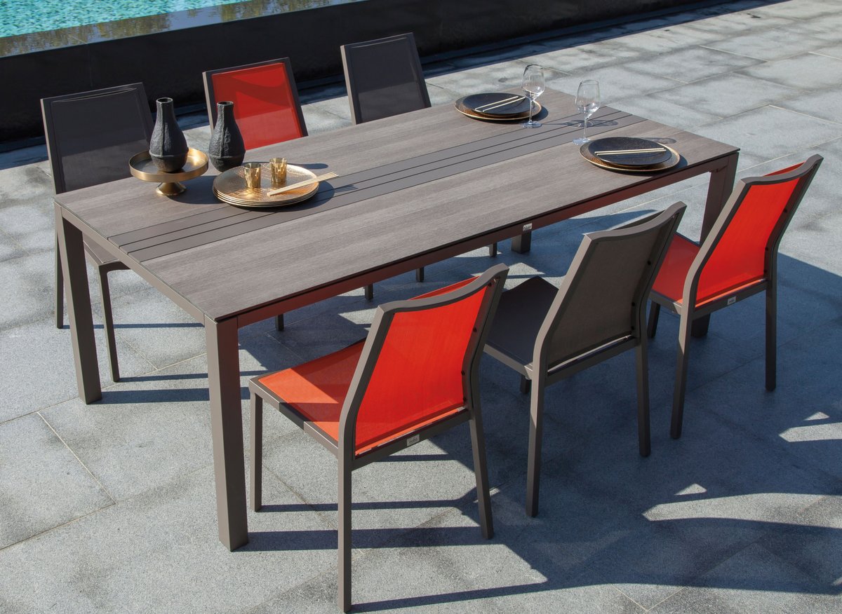 Avec son élégant chemin de table et un superbe plateau, la table de jardin Galléo va vous permettre de réunir 8 à 10 convives. C'est notre #BonPlan du moment à -21%. bit.ly/table-galleo-2…