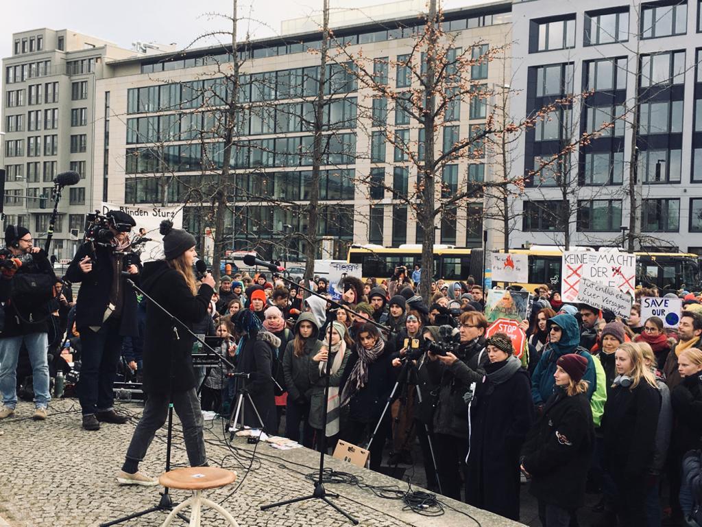 FFF_Berlin's tweet image. Heute streiken wir seit einem Jahr! In diesem Jahr haben wir diskutiert, mobilisiert, aktiviert und gekämpft. Trotzdem wurden wir #1JahrNurBlockiert!
Heute streiken wir erneut im Invalidenpark mit @Luisamneubauer, @louismotaal und vielen weiteren Menschen!
#FridaysForFurture