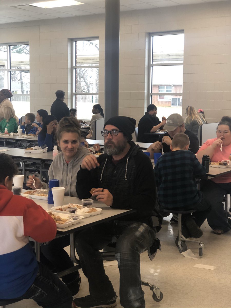 MUE3rd4th's tweet photo. Thank you to all the parents who came out to enjoy Christmas dinner with us! And a very special thank you to the cafeteria ladies of MES/MHS! #WeAreMorton #PantherPride https://t.co/urTOTPrPt8