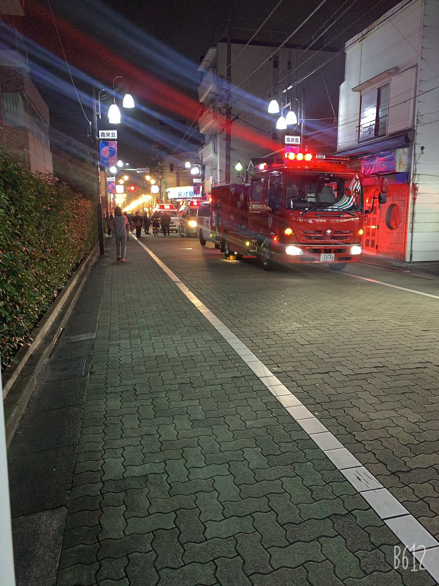 画像 ヘリコプターとサイレンが鳴っていると思っていると、家の近くで火事でした。買い物する途中に現場の近くを通ると
