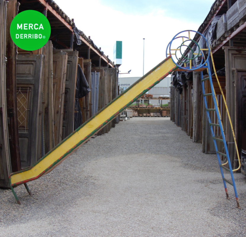 Mercaderribo's tweet photo. Hoy os mostramos estos #columpios que estarán a la venta próximamente en #Mercaderribo🤡 https://t.co/QjE1NKVmJS