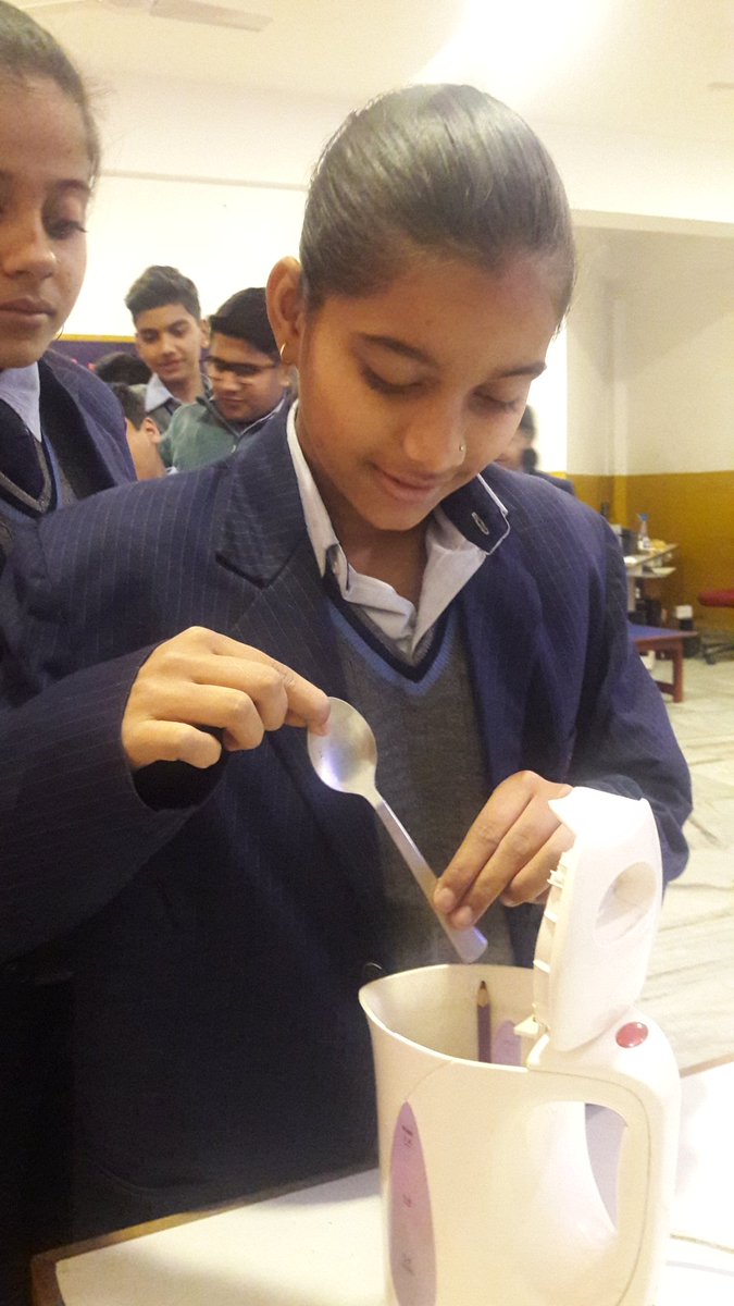 nehasingh_shash's tweet photo. #conduction #convention and #radiation can be best explained when they feel the flow of heat .. #simplifyingscience with simple things like an electric kettle, pencil and spoon @rgsnoida #grade7 @supritichauhan @cambridgeindia https://t.co/S9DpDGoGnb