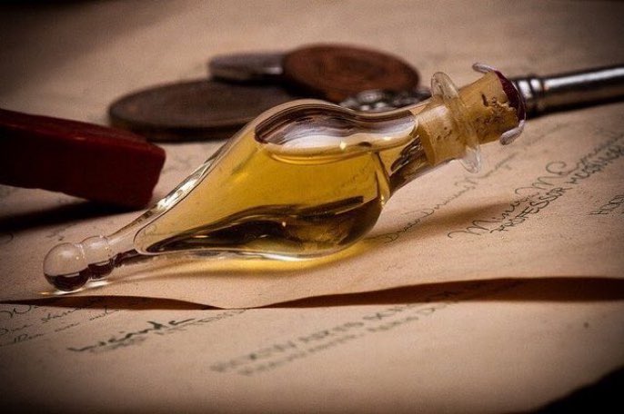 Harry_Potter_TM's tweet photo. Comparte este frasco de Felix Felicis para terminar el 2019 con mucha suerte ⚡️ https://t.co/OiSxP1fiBk