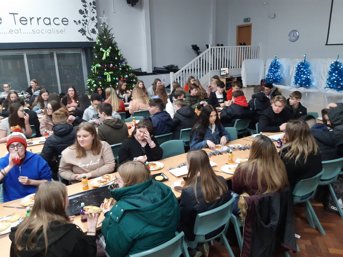 MrsTebbatt_Food's tweet photo. Christmas has arrived early for our brilliant students who've made great progress with their revision this term @GCSEPod @LuttHigh Well done all! https://t.co/44skgeBMmr
