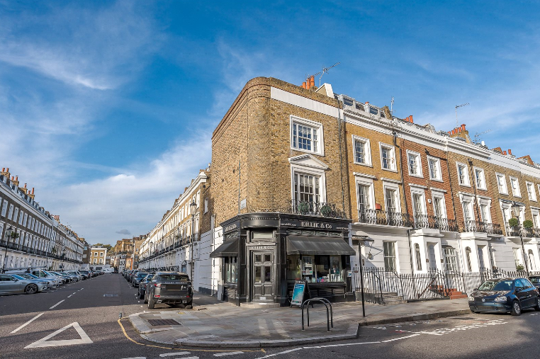 StruttsChelsea's tweet image. Friday the 13th - unlucky for some but not clients of @StruttsChelsea 
Another property sold on Cadogan Street! #fridaythe13th #cadogantakeover #chelseasw3 #happyclients #happybuyer