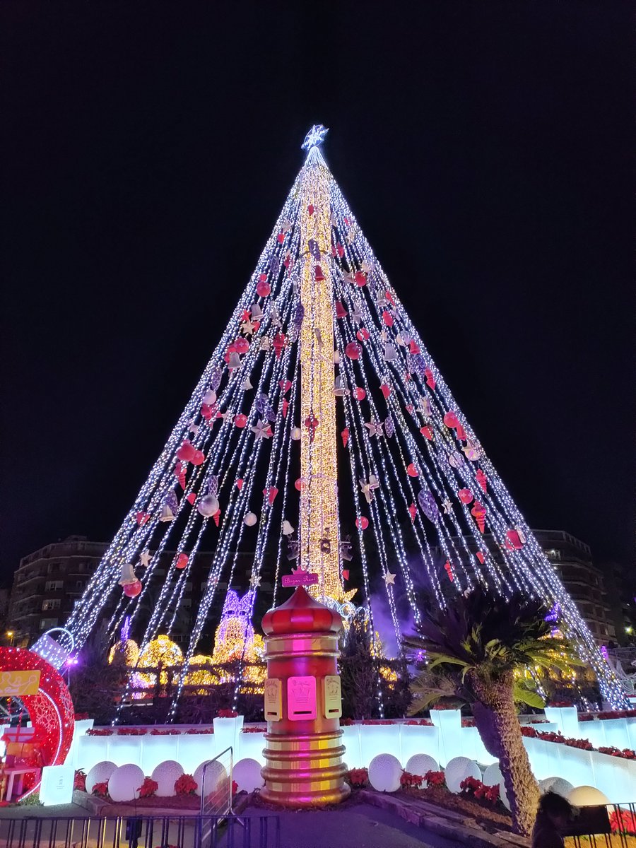 Ya queda menos para la navidad🎄!!!! Y en Spain's Fun os deseamos felices fiestas🎉. Desde aquí, os recomendamos experiencias✈️ que harán de vuestras navidades especiales☃️ y mágicas junto a vuestros seres más queridos👨‍👩‍👧‍👦.