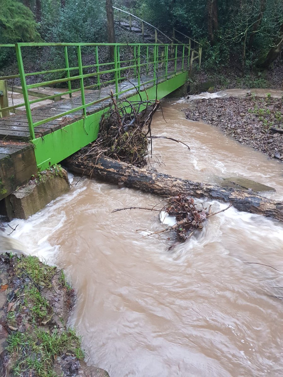 icooper06's tweet image. @GroundControlGC @GrahamBirdGC Today our teams are out clearing blockages in Poynton for the EA. It's not always possible to get large kit to these blockages, so our team is using a winch on a chipper, along with pullys, to remove the timber safely. @jaymilson