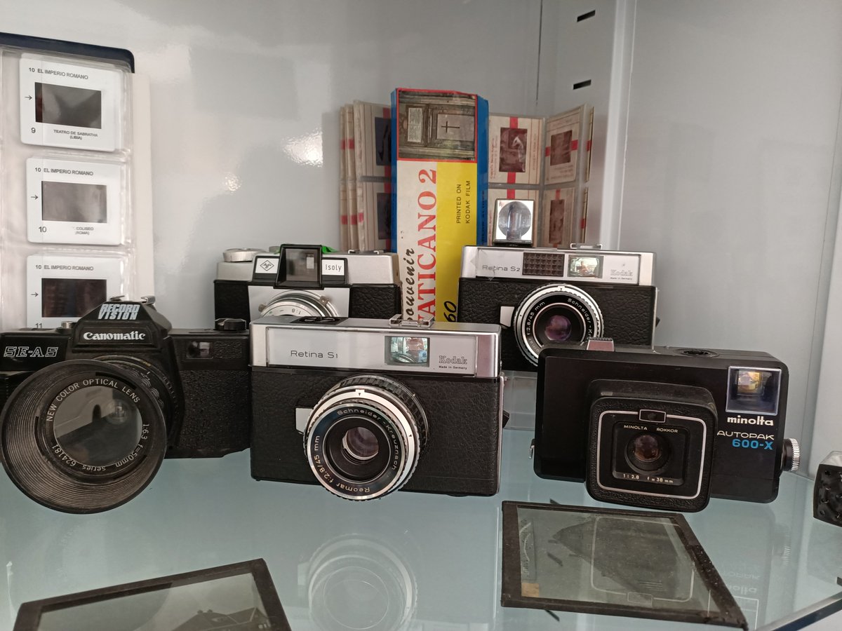 Colegio_CVE's tweet photo. 2º año del proyecto “Nuestro MiTD CVE”: Museo de Informática y Transformación Digital coordinado por 3º ESO en su parte expositiva y con actividades académicas desde Primaria hasta Bach. Un centenar de aparatos que marcaron época en diferentes etapas de su desarrollo tecnológico. https://t.co/R6tKj9DxU4