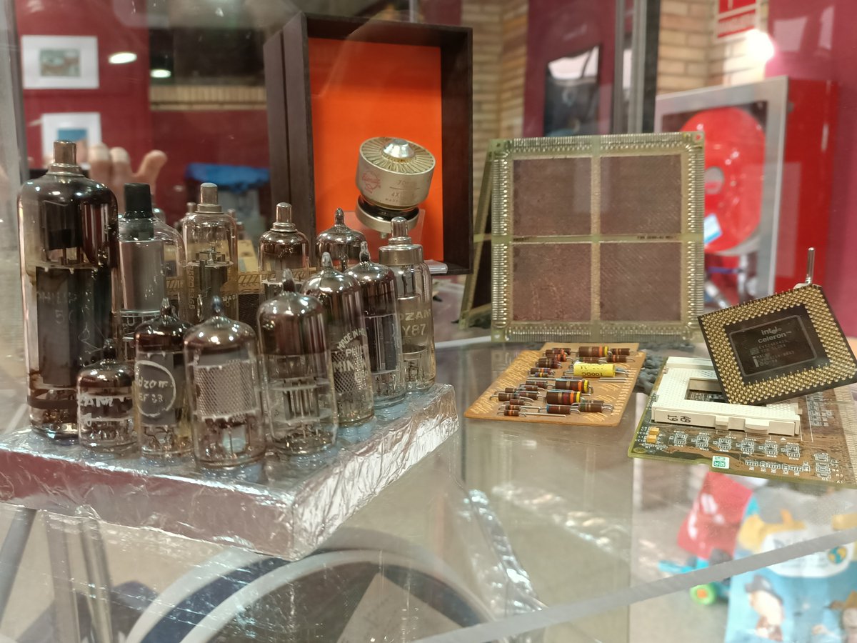 2º año del proyecto “Nuestro MiTD CVE”: Museo de Informática y Transformación Digital coordinado por 3º ESO en su parte expositiva y con actividades académicas desde Primaria hasta Bach. Un centenar de aparatos que marcaron época en diferentes etapas de su desarrollo tecnológico.