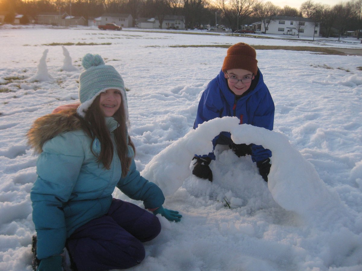 TigerScience6's tweet photo. @belinblank @TigerMath6 The science and math of building an arch....out of snow! https://t.co/6xxYTrQ4Kt