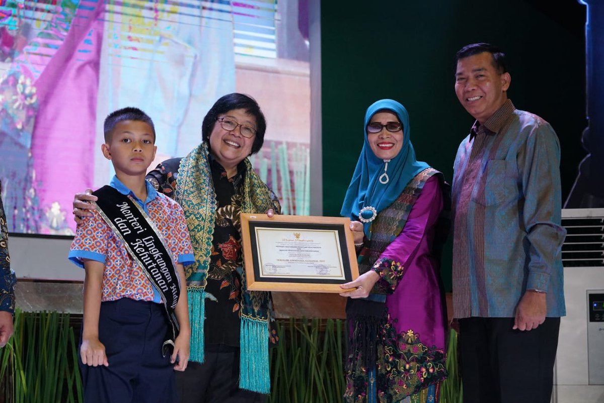 Sobat hijau, hari ini (13/12) #KLHK melaksanakan penyerahan Adiwiyata Nasional dan Adiwiyata Mandiri 2019 di Gd. Manggala Wanabakti, Jakarta. Kegiatan dibuka langsung oleh Menteri LHK, <a href="/SitiNurbayaLHK/">Siti Nurbaya Bakar</a>.

#Adiwiyata2019