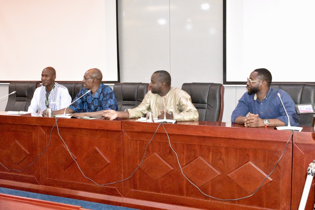 RoboticsDiakite's tweet image. Flashback Friday ! Dans le cadre des Premières journées de chirurgie et de l&apos;orthopédie du Mali, Diakite Robotics était heureux de présenter le 23 novembre dernier, Mouna, le tout premier prototype de main bionique au pays.

#DiakiteRobotics #Mechatronics #Robotics #Mali