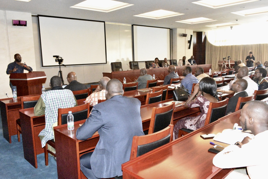 RoboticsDiakite's tweet image. Flashback Friday ! Dans le cadre des Premières journées de chirurgie et de l&apos;orthopédie du Mali, Diakite Robotics était heureux de présenter le 23 novembre dernier, Mouna, le tout premier prototype de main bionique au pays.

#DiakiteRobotics #Mechatronics #Robotics #Mali