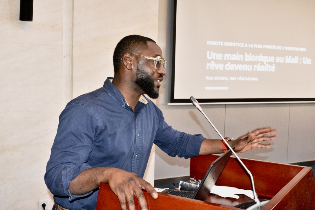 RoboticsDiakite's tweet image. Flashback Friday ! Dans le cadre des Premières journées de chirurgie et de l&apos;orthopédie du Mali, Diakite Robotics était heureux de présenter le 23 novembre dernier, Mouna, le tout premier prototype de main bionique au pays.

#DiakiteRobotics #Mechatronics #Robotics #Mali