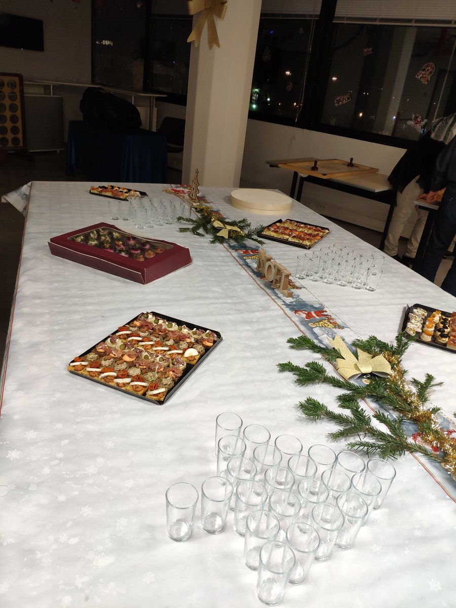 nicolaskarp's tweet image. Soirée de Noël chez #Hexanet !