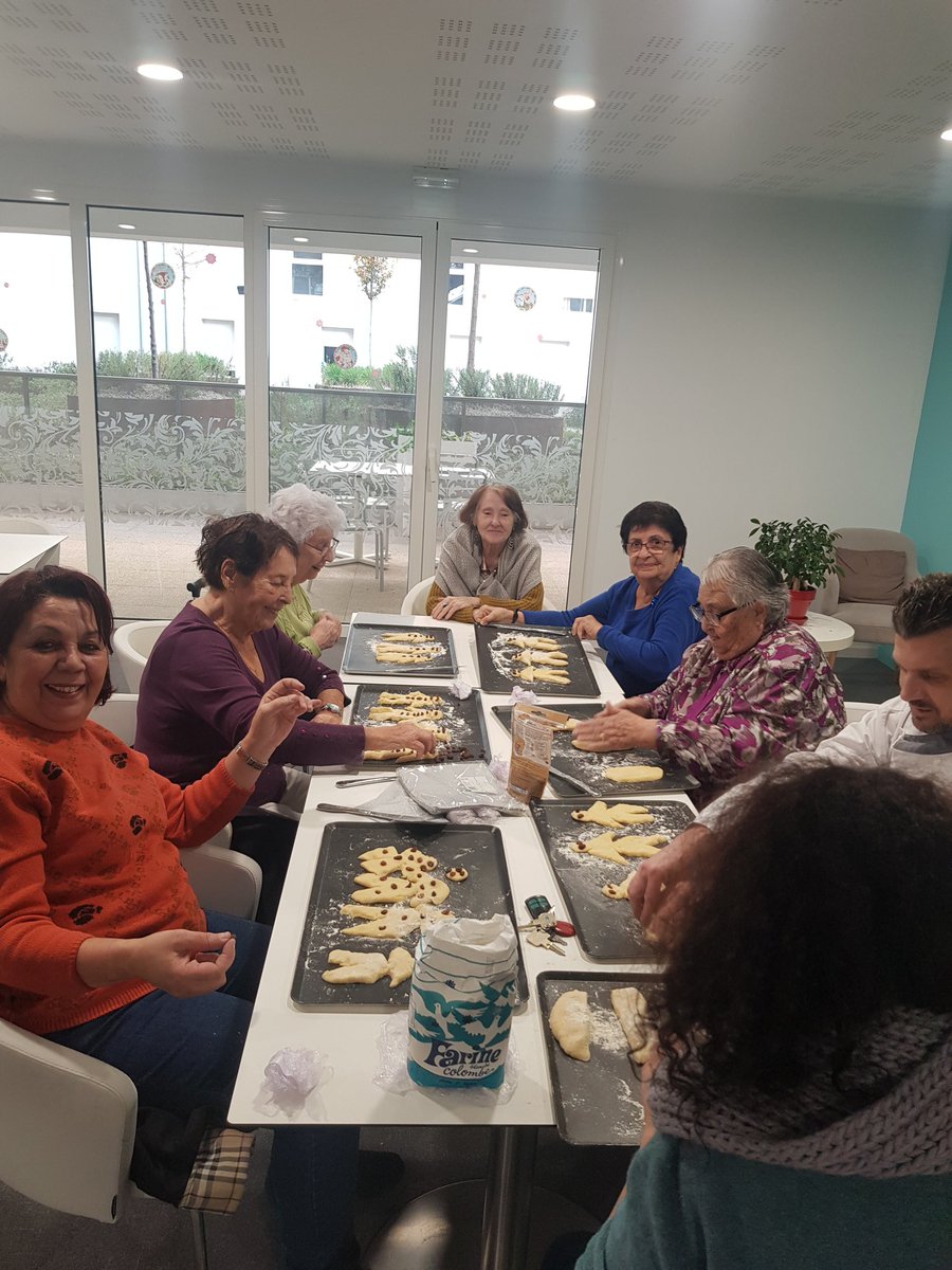 On varie les activités et les plaisirs aux #senioriales de Marseille Carré St Lazare! Aujourdhui c'était atelier pâtisserie de Manalas de la St Nicolas. Une recette 100% #papillesetpupilles . On s'est régalé !