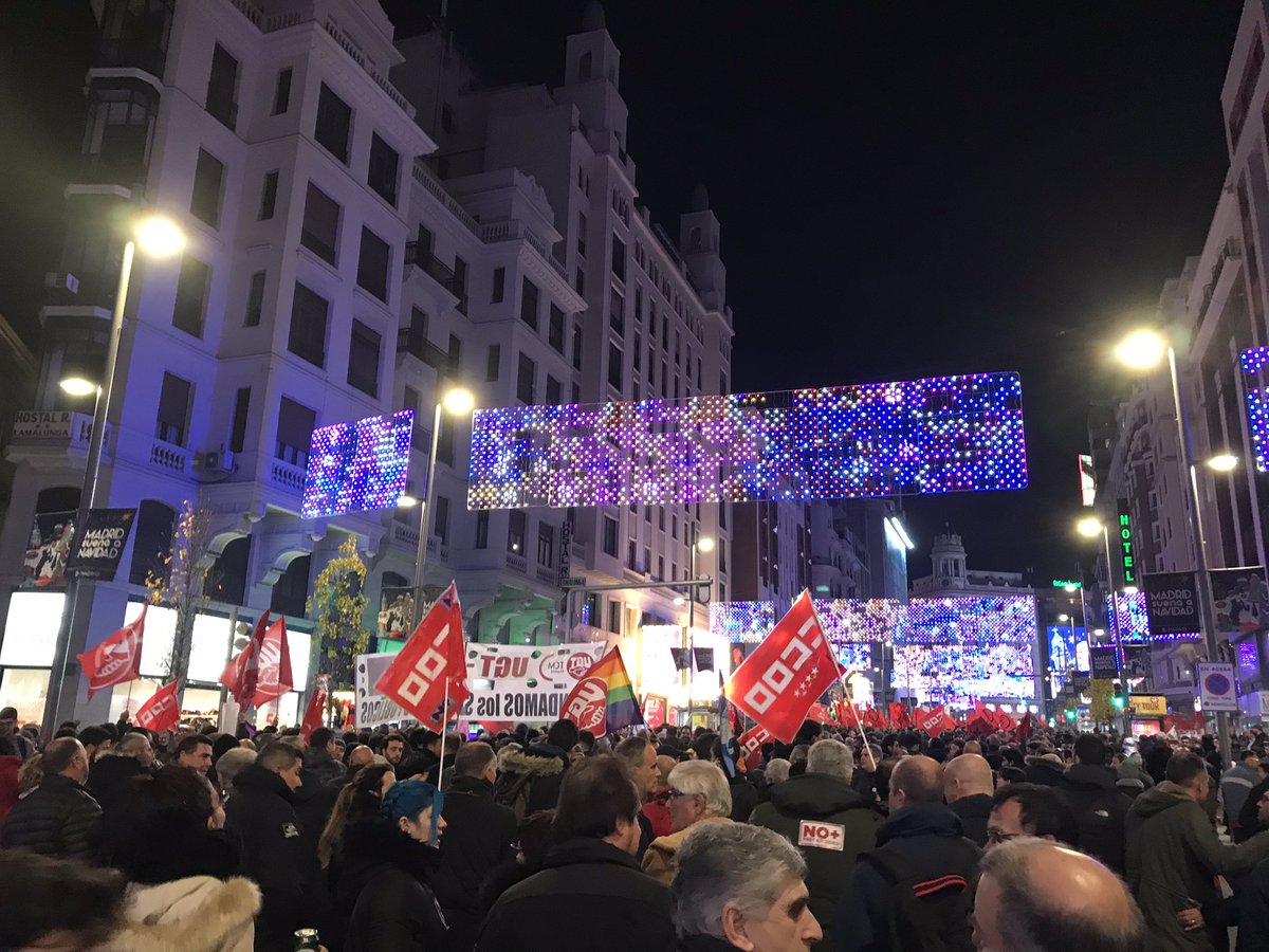 iumajadahonda's tweet photo. La Gran Vía de Madrid llena de trabajadores/as y ciudadanía en defensa del transporte público #matracaemt #manimetroemt https://t.co/Hj51GOgXZc