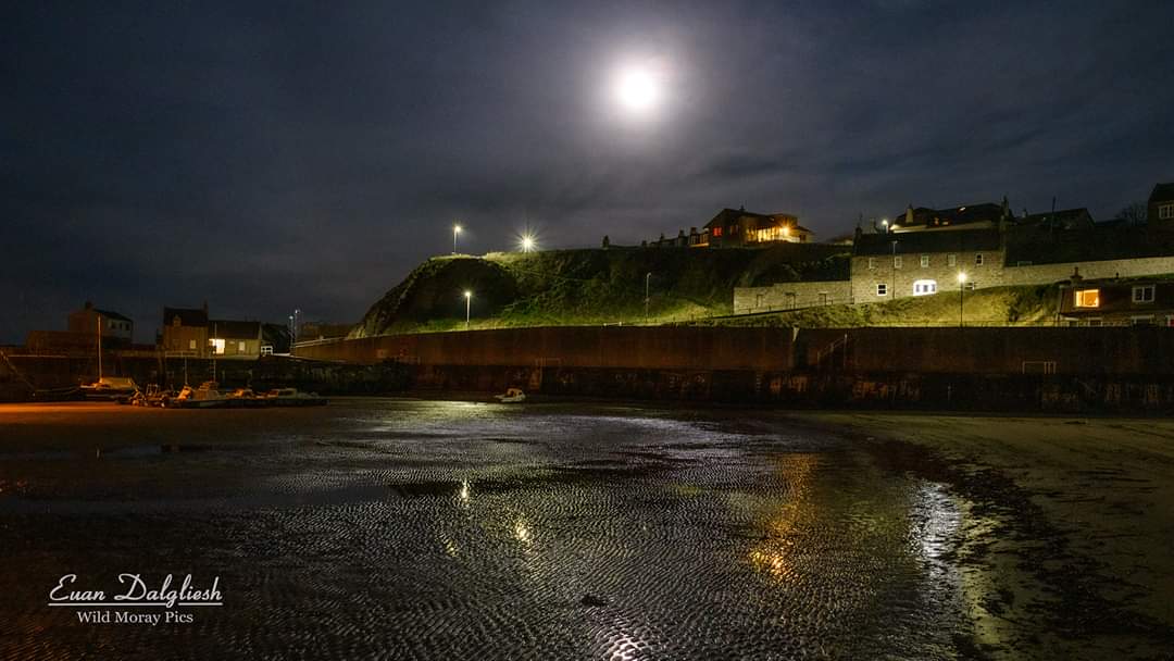 Cullen harbour under a cold hazy moon light night.

@BStravaig @CullenSea @discovercullen @tourismabdn @NE250 @MoraySpeyside @MyMoray