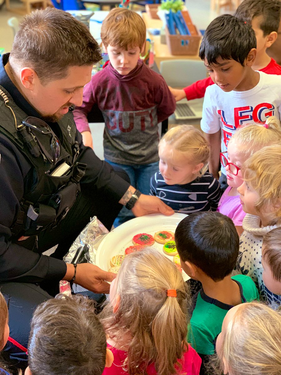allisapowney's tweet image. Today’s kindness activity was a huge success thanks to Constable Zulys. Thank you for joining us and we hope everyone at the police station likes the cookies. #ocsbBecommunity #ocsbDeeplearning