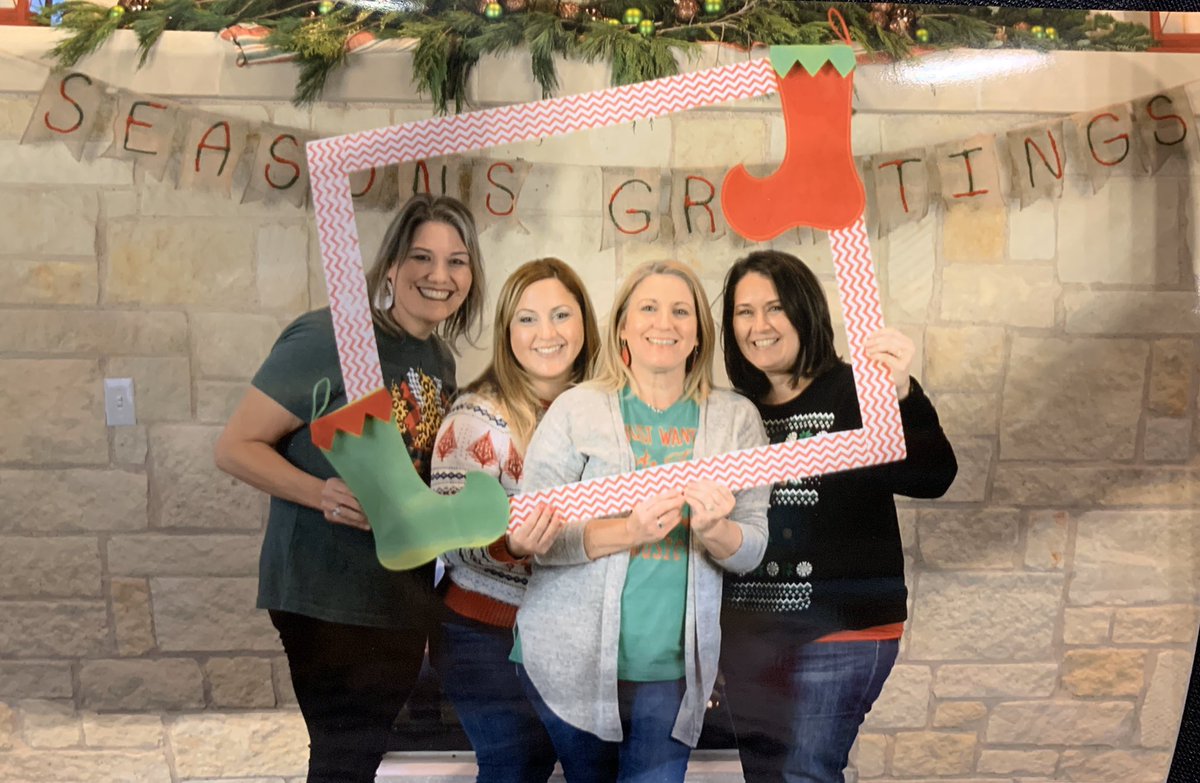 debbiesoriano09's tweet photo. Merry Christmas from yours truly! ❤️💚 @NISDpost #nisdpost #family https://t.co/RhcCIKuyVj