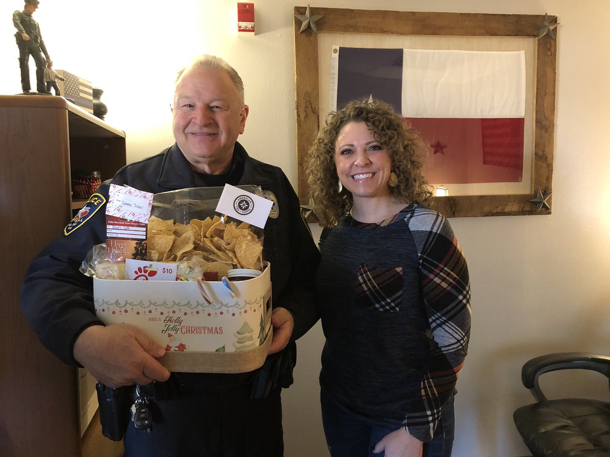 NewTechCoppell's tweet image. @BenettaRealtor Thank you for sharing some holiday cheer with our awesome SRO, Officer Boyd!