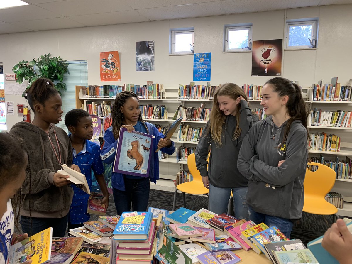 learnwlachance's tweet photo. #FalconCoveMS students helping #WestwoodHeightsES students pick a few great books to bring home, READ & keep! #BookDrive2019 @FalconCove @PrincipalFCMS @BcpsLibrarians @FalconCovePTA https://t.co/vHK7lsNE3u