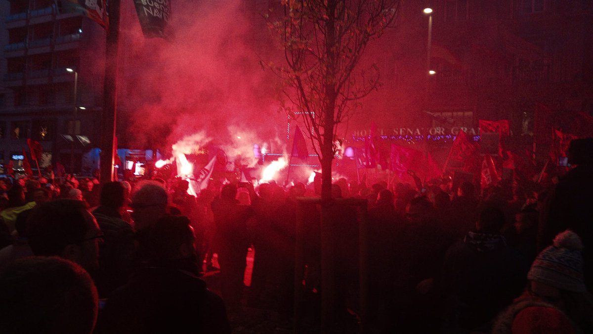 ColoraElena's tweet photo. Lucha obrera por la defensa de los servicios públicos, en defensa de un transporte público y social ✊💜
#ManiMetroEMT #MetroEnLucha #LaEMTenLucha #HuelgaMetro #HuelgaEMT
#Cop25Madrid2019 #climatestrike #TPonStrike https://t.co/k3joX5o3k4