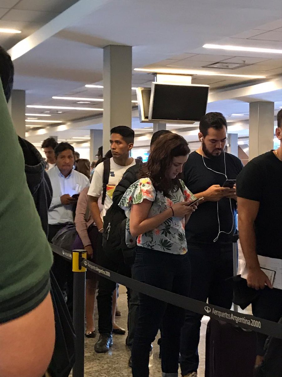 JohnArandia's tweet photo. Y Andrónico se fue a la Argentina. Fue fotografiado por una pasajera en migración de ese país. https://t.co/7zrygC5Mhn