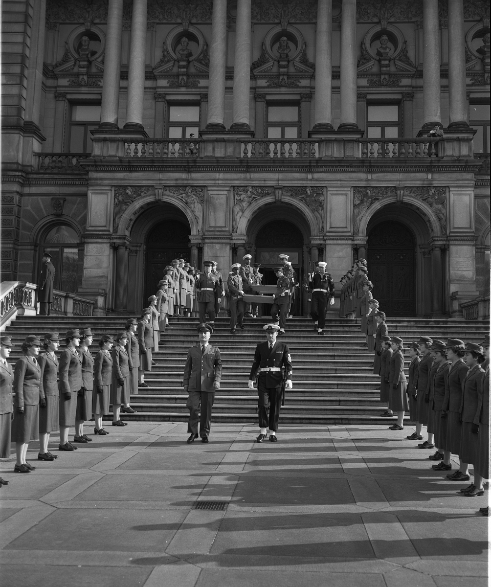 TodaysDocument's tweet photo. #ChartersofFreedom being escorted out of the @librarycongress for transfer to the @USNatArchives #OTD in 1952 https://t.co/fiO9N4OWwW https://t.co/S9vE6ddSkc