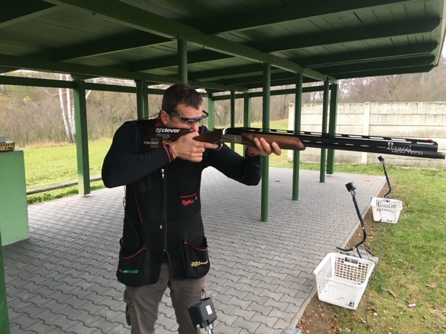 UXFocusCZ's tweet photo. Navštívili jsme sportovního střelce a olympijského vítěze Davida Kosteleckého, abychom změřili pomocí #eyetracking brýlí, v čem vlastně tkví úspěšnost jeho střelby na létající holuby.
Blog: https://t.co/lPcadVW7Sn
#sport #research https://t.co/WxdRHIu9Fi