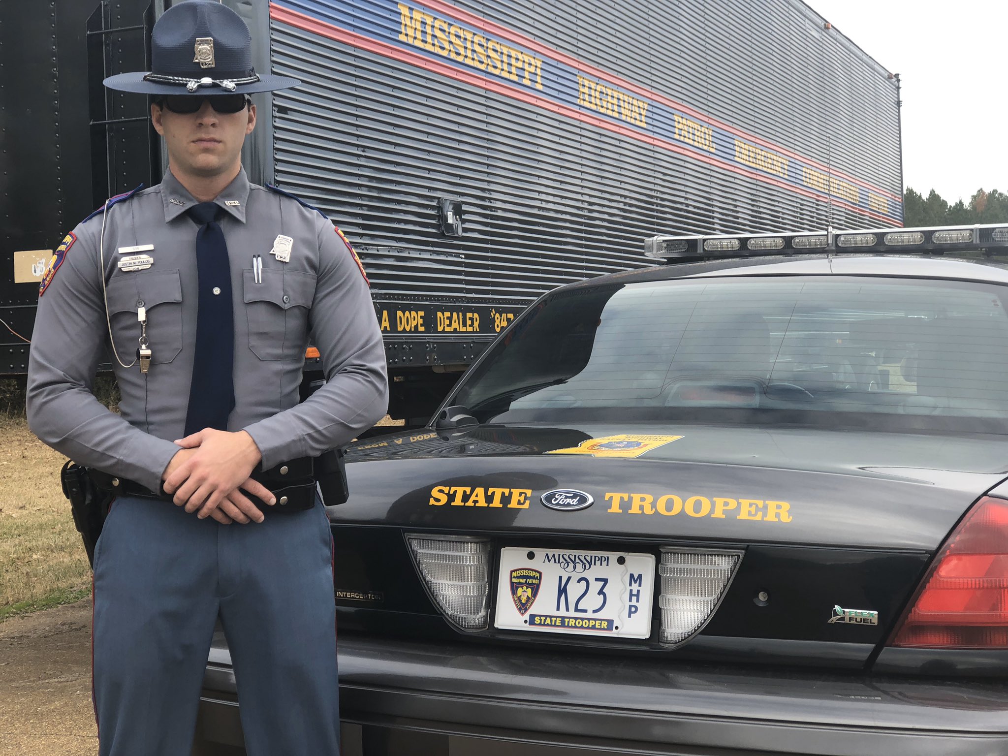 Twitter 上的ms Highway Patrol Mhp Bids Farewell To An Old Friend The Ford Crown Victoria Trooper Justin Poulos Turns In The Last Car Of The Fleet The Crown Vic Has Honorably Served