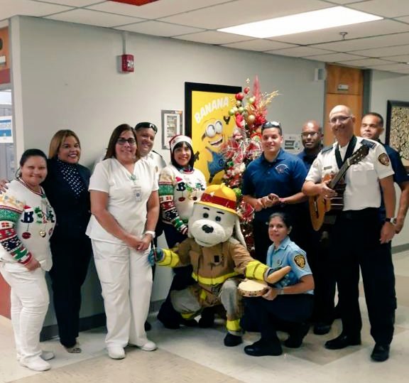 Bomberos_de_PR's tweet photo. Los Inspectores de #PRevenciónDeIncendios y Bomberos del Turno D de la estación de Guayama junto a nuestro amigo Sparky, llevaron una trulla navideña a los pacientes y personal del Hospital Menonita de este municipio. #NavidadSegura #PRevenciónDeIncendios #SalvarVidasYPropiedades https://t.co/krr6yQ0ReV