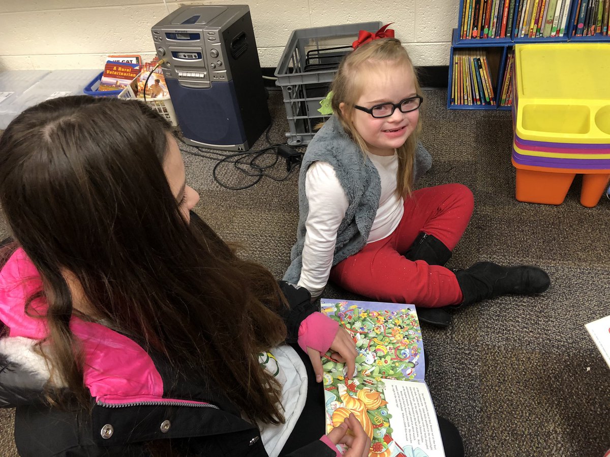 4th graders love reading to sweet friends from Mrs. Darci’s class! @EV4thGrade <a href="/motbz/">Brenda Ottinger, EdS.</a> <a href="/wildaboutev/">Kelly Ford</a>