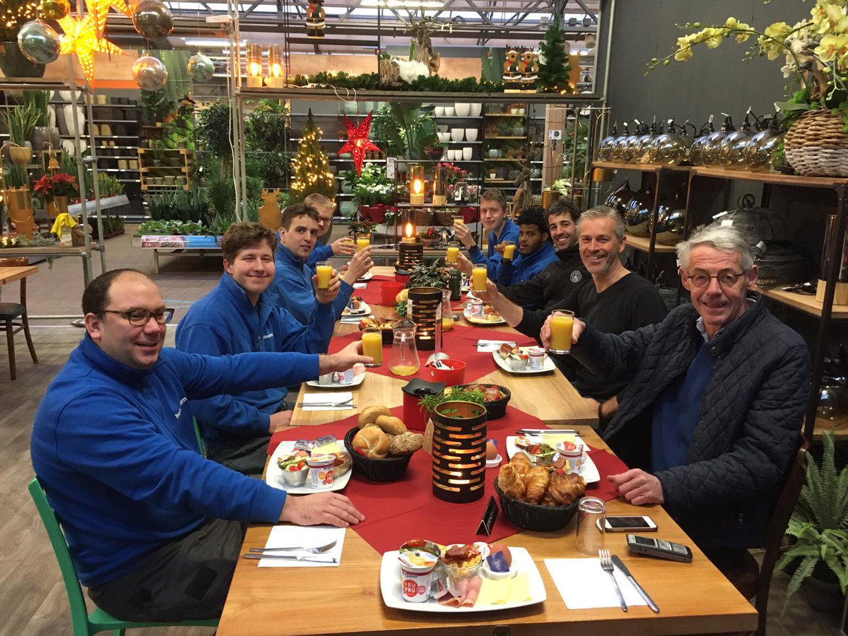 Ons trainingsteam startte de dag met een ontbijtsessie!@Daniels tuincentrum#elkaar beter leren kennen# goed begin van de dag!