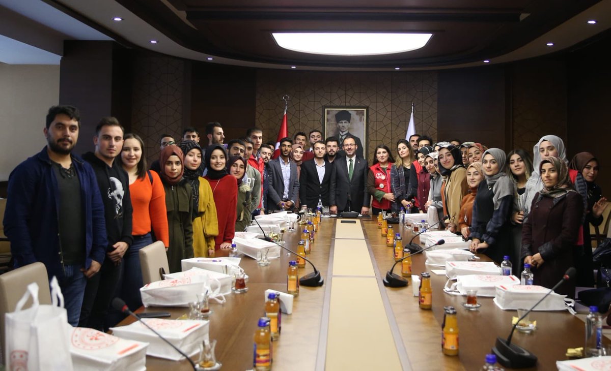 Elazığ Kredi ve Yurtlar Gönüllüler Kulübü ve Gençlik Merkezi'nde yer alan, enerjileri ve gözlerindeki ışıltıyla gönüllülüğü yaşam tarzı haline getirmiş gençlerimizi ağırladık. Gönül köprüleri oluşturmaya gençlerimizin katkılarıyla devam edeceğiz. #GücümüzGençliğimiz