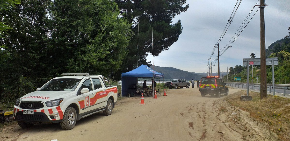 bomberoshualqui's tweet photo. PERSONA EXTRAVIADA: Continua búsqueda Joven desaparecido en río Biobío, PCU Coordinado por #BomberosHualqui, funcion de enlace @ICEBiobio y operaciones a cargo de #GOPE, junto a @THuellasur, #Gersa  @bomberoshualpen, #Alunco,  logística @munihualqui y @GoberdeConce #GraciasATodos https://t.co/RCoRtCtr99