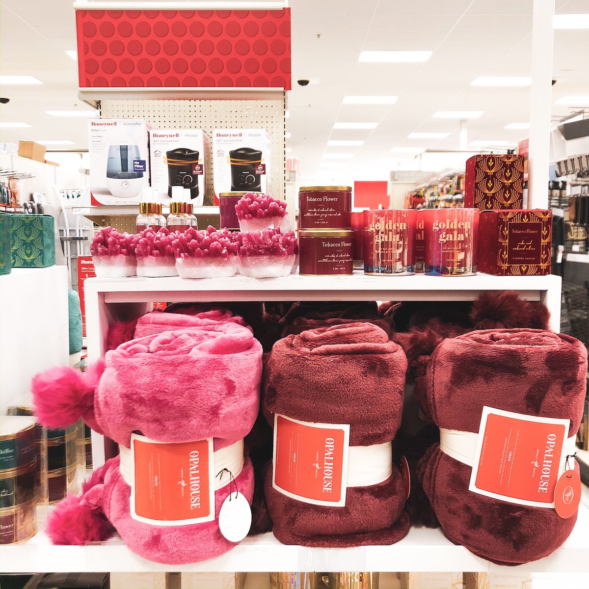 karleeT1129's tweet photo. Another day, another opportunity to remerch after sell-through here at #T1129! As much as we love a good color story, so do our guests!  

@sarah_hunsucker @StephenpTarget @ContrucciJoe @IanFromTarget @I_Tob26 https://t.co/n0OPFeR85Z