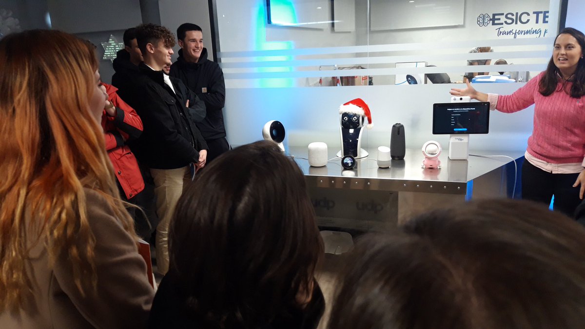 JNazarenoGetafe's tweet photo. 👉 Durante la visita a la Escuela de #marketing de @ESICEducation en su campus de Pozuelo de Alarcón los estudiantes de 2 BTO hemos conocido en el nuevo espacio #ESICTech las oportunidades que la #robótica 🤖 ofrece al marketing 📊🤔 #bachilleratoJN https://t.co/lpTeYWgaTI