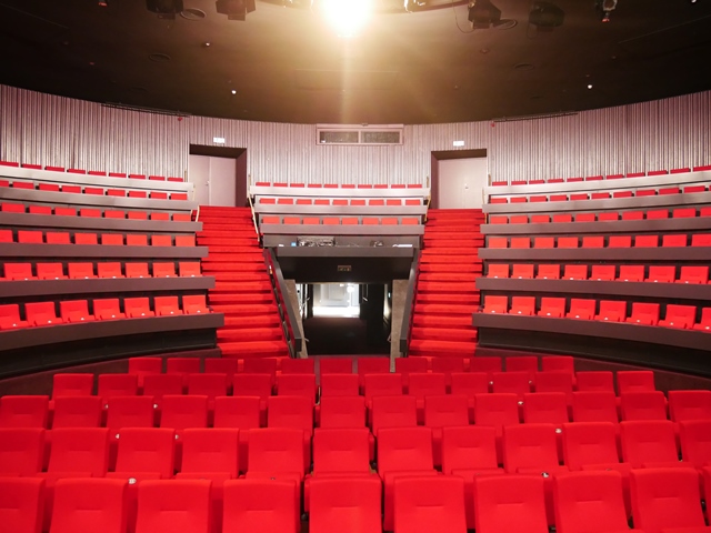 De theaterzaal van het @hofinsalland is weer helemaal opgefrist! In opdracht van het HOFtheater hebben wij diverse werkzaamheden uitgevoerd aan de theaterzaal. Dit in fijne samenwerking met o.a. <a href="/byardesch/">Ardesch Interiors</a> en <a href="/Boerhofproject/">Boerhof Projectinrichters</a> : lenferink.com/hoftheater-raa…