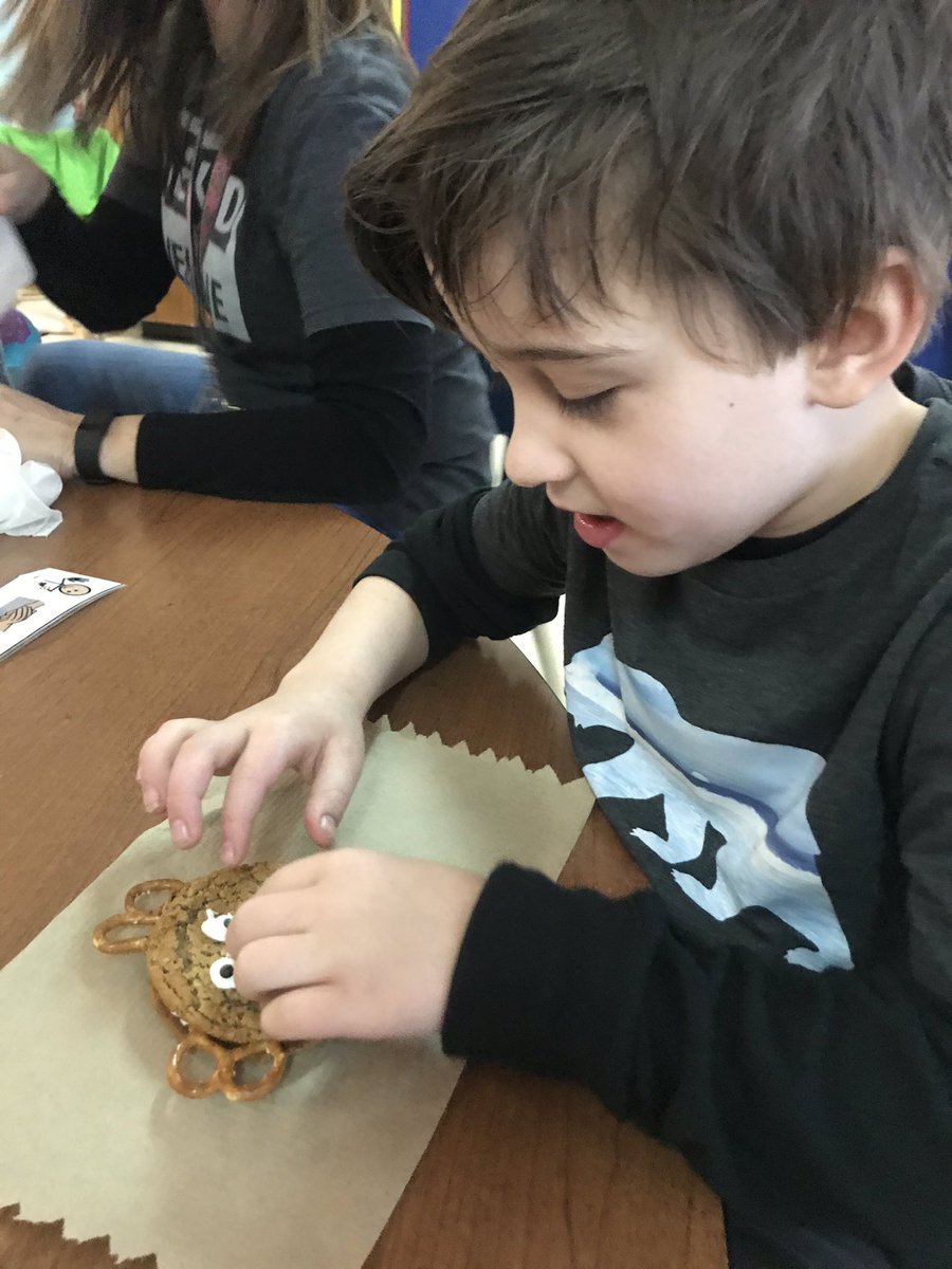 TchrAiello's tweet photo. R is for Reindeer. Fun Friday treat! @Meade5Kristen #SharonStrong https://t.co/frGNlZINeq