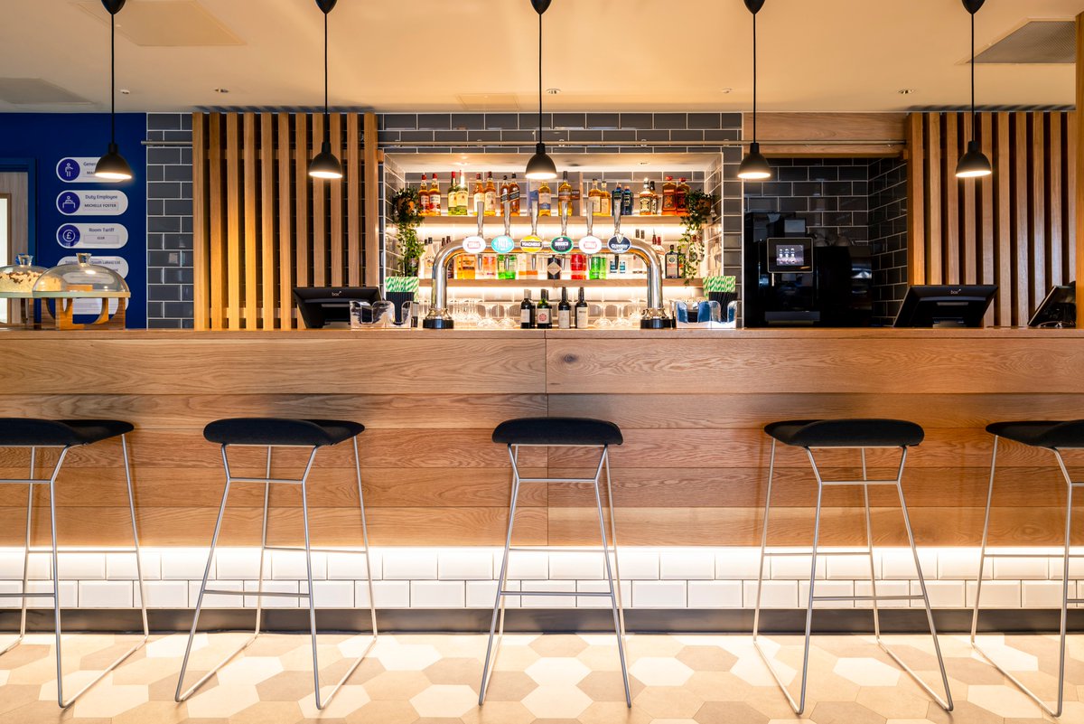 HIEX_Barrow's tweet photo. Fancy a quick drink before heading home after a busy week? Need somewhere to meet before heading into town? πΈπΉπΊ call into the #HolidayInnExpress in #Barrow our friendly team await ππ #brandnewhotel #eat #drink #bemerry #nearlyxmas #RBH #IHG #AshallProjects
πΈ @bandkphoto https://t.co/zvXWkXFdsl
