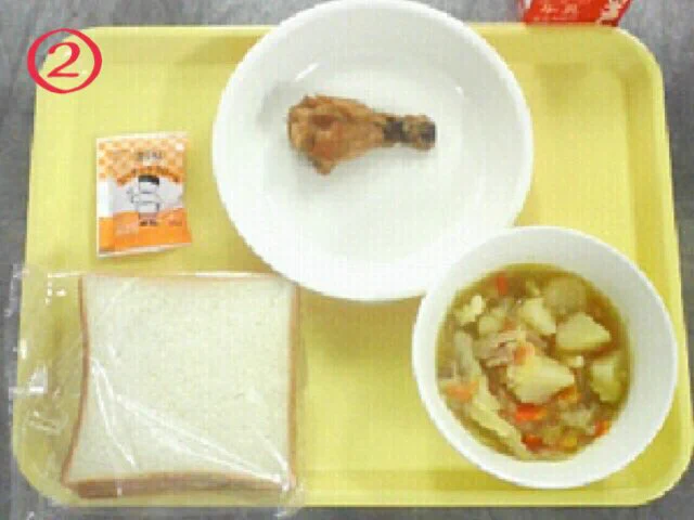 衝撃的。豪華な刑務所の食事と超絶質素な小学校給食の比較画像