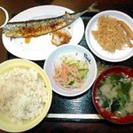 衝撃的。豪華な刑務所の食事と超絶質素な小学校給食の比較画像