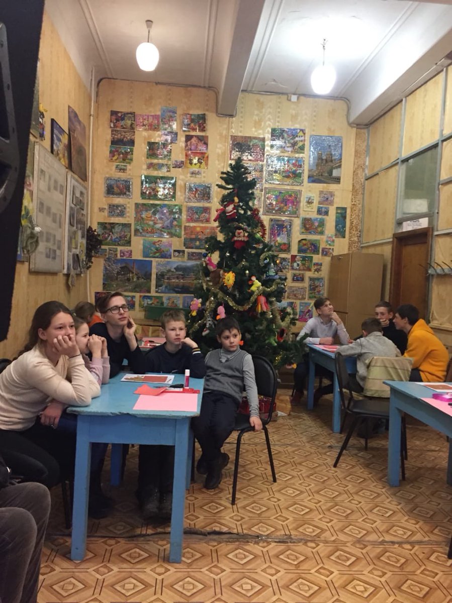 В подростковом клубе "Юность" совместно с МУК "Ясногорский центр культуры и досуга" прошло мероприятие, посвященное Дню конституции РФ.