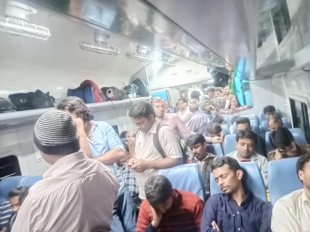 Scenes inside 12609 MAS-MYS SF exp. At KGI railway station.
This train is full rush and gained lot of popularity.
Thanks to @mepratap @KARailway @drmsbc @DrmMys @MysuruRailUsers @PiyushGoyal @publictvnews  @sumalathaA @BlrSuburbanRail @BlackBallBoy1 @SureshAngadi_ @SWRRLY