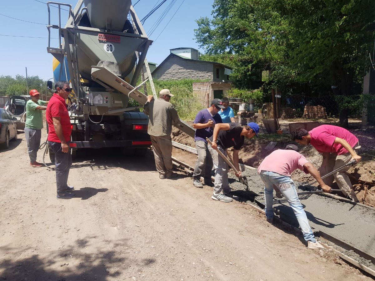danielsalibi's tweet photo. Comenzó el Hormigonado de la #Obra de #CordonCuneta en Calle Las Drascenas del B° El Talar para completar el Desagüe de la Laguna de Retardo del Sector !!
@MinSPcba
@ministroflopez
#SimplementeGestion https://t.co/NIfRjg1YNW