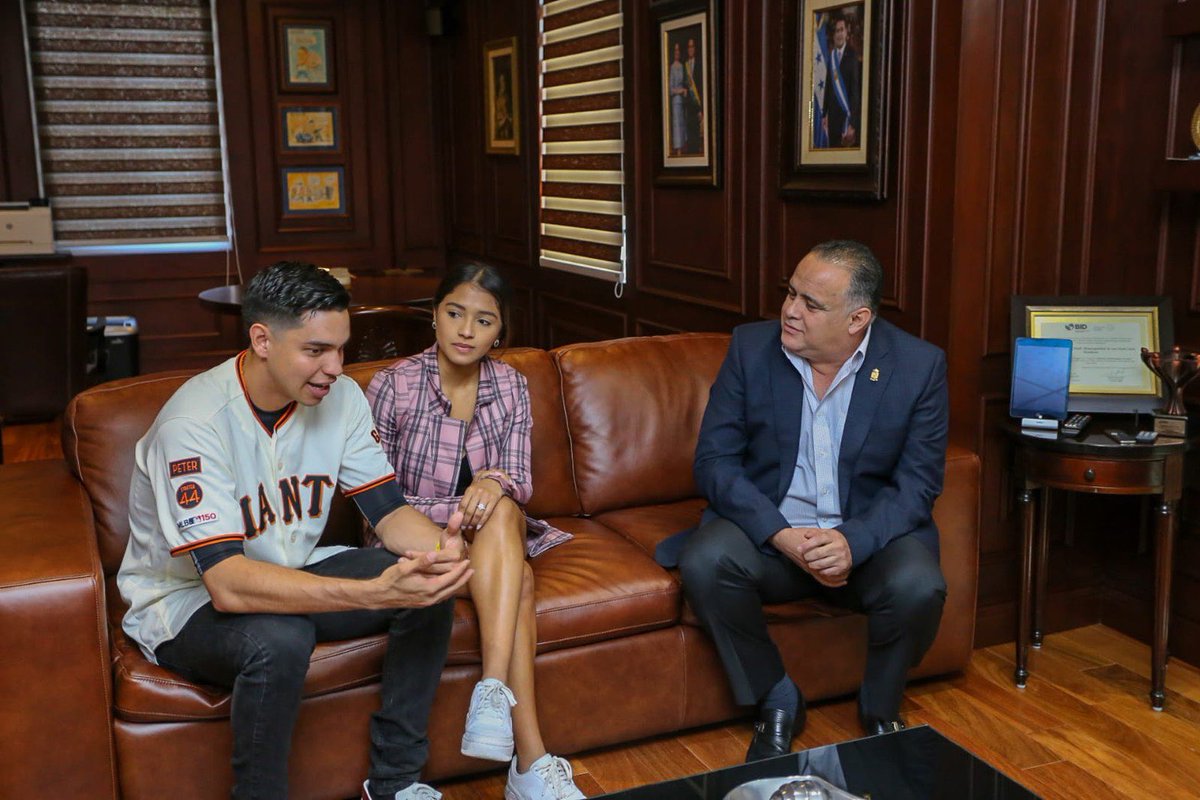 armandocalisps's tweet photo. Hemos dado justo reconocimiento a un gran deportista, un joven que lucho por sus sueños y los materializo, @Mauriciodubon10 un ejemplo viviente al que hoy entregamos un pergamino especial como sampedrano distinguido. En #SANPEDROSULA te seguiremos apoyando.
#OrgulloSampedrano https://t.co/EkntGCuHeM