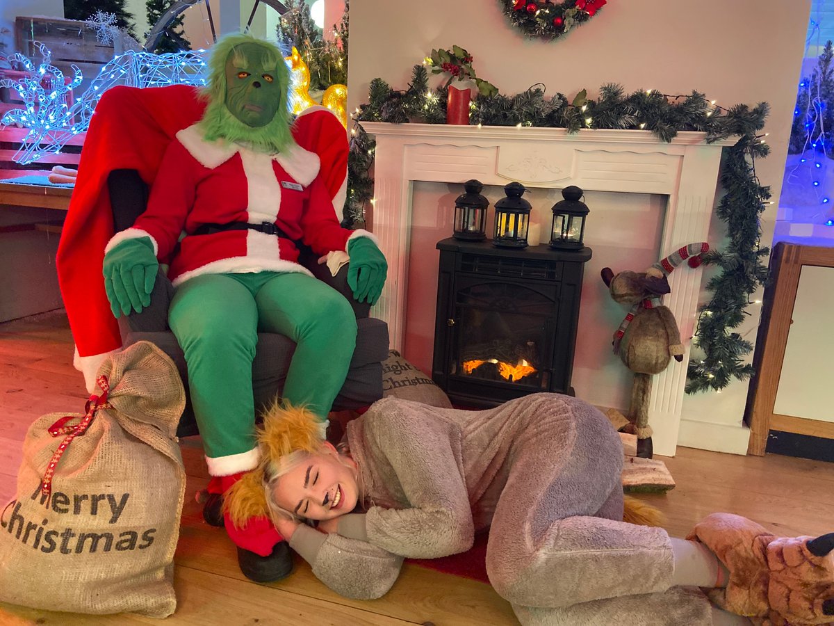 what a lunch..1500 covers...by the end the Grinch and her Dog had to relax by the log burner #fancydress <a href="/Thorne19Mike/">Mike Thorne</a> <a href="/ChartwellsInd/">Chartwells Independent</a> <a href="/fIandango/">martin flanagan</a>
