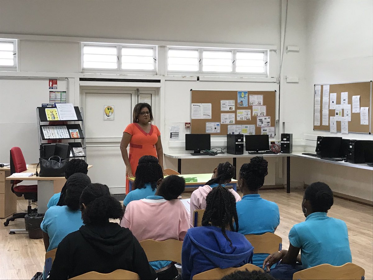 SinosaStephane's tweet photo. #9720726G #ErasmusPlus 👉🏻CE MATIN au #LPOJPERNOCK Mme CONCONNE, sénatrice de Martinique a rencontré nos élèves dans le cadre du projet ERASMUS PLUS < le monde de la femme, la femme dans le monde >.
Des échanges de qualité, de la profondeur et l’espoir insufflé aux élèves... 💫 https://t.co/S8eVQqOiJD